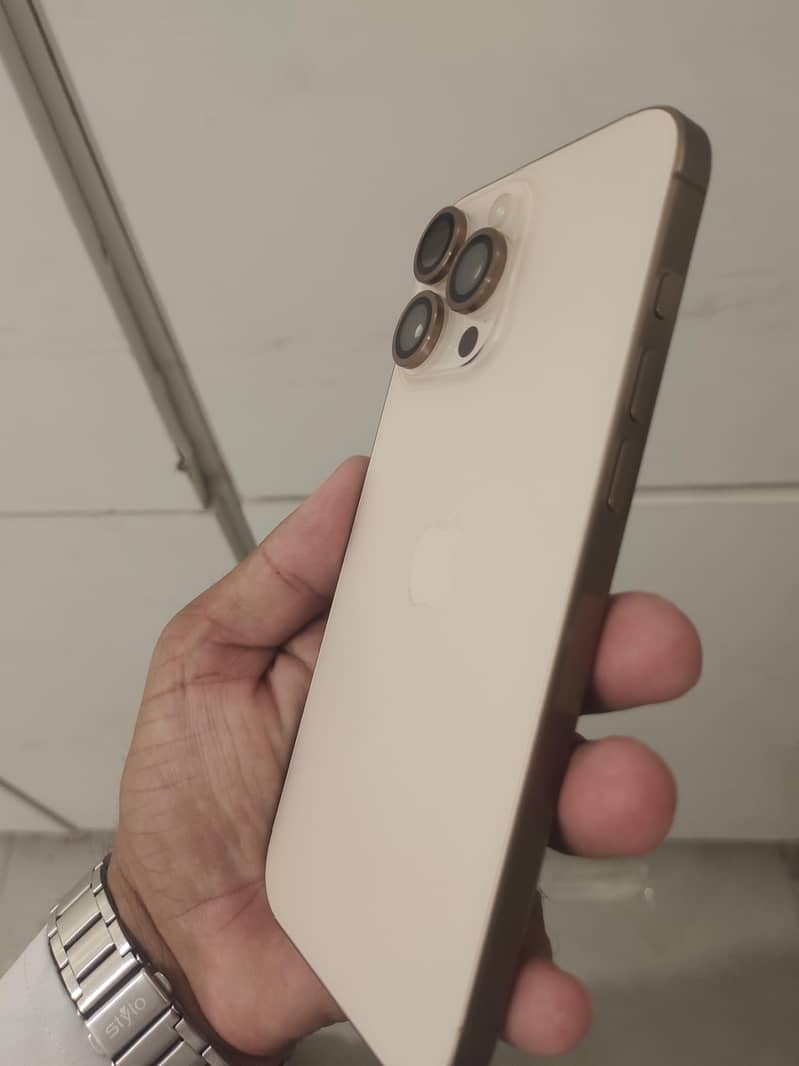Apple iPhone 16 Pro Max 3