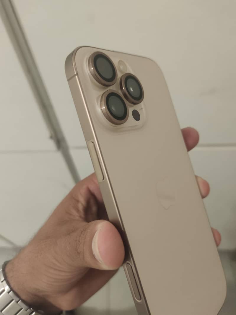 Apple iPhone 16 Pro Max 4