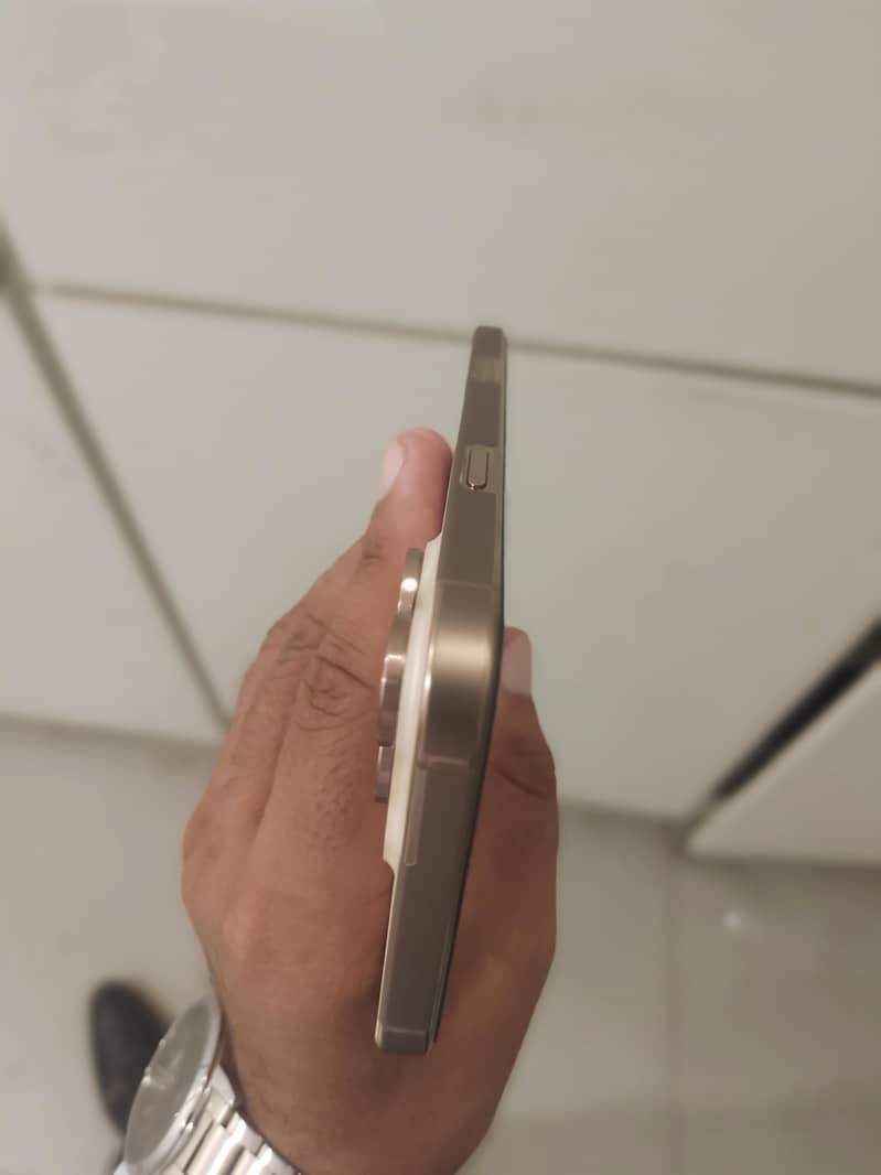 Apple iPhone 16 Pro Max 12
