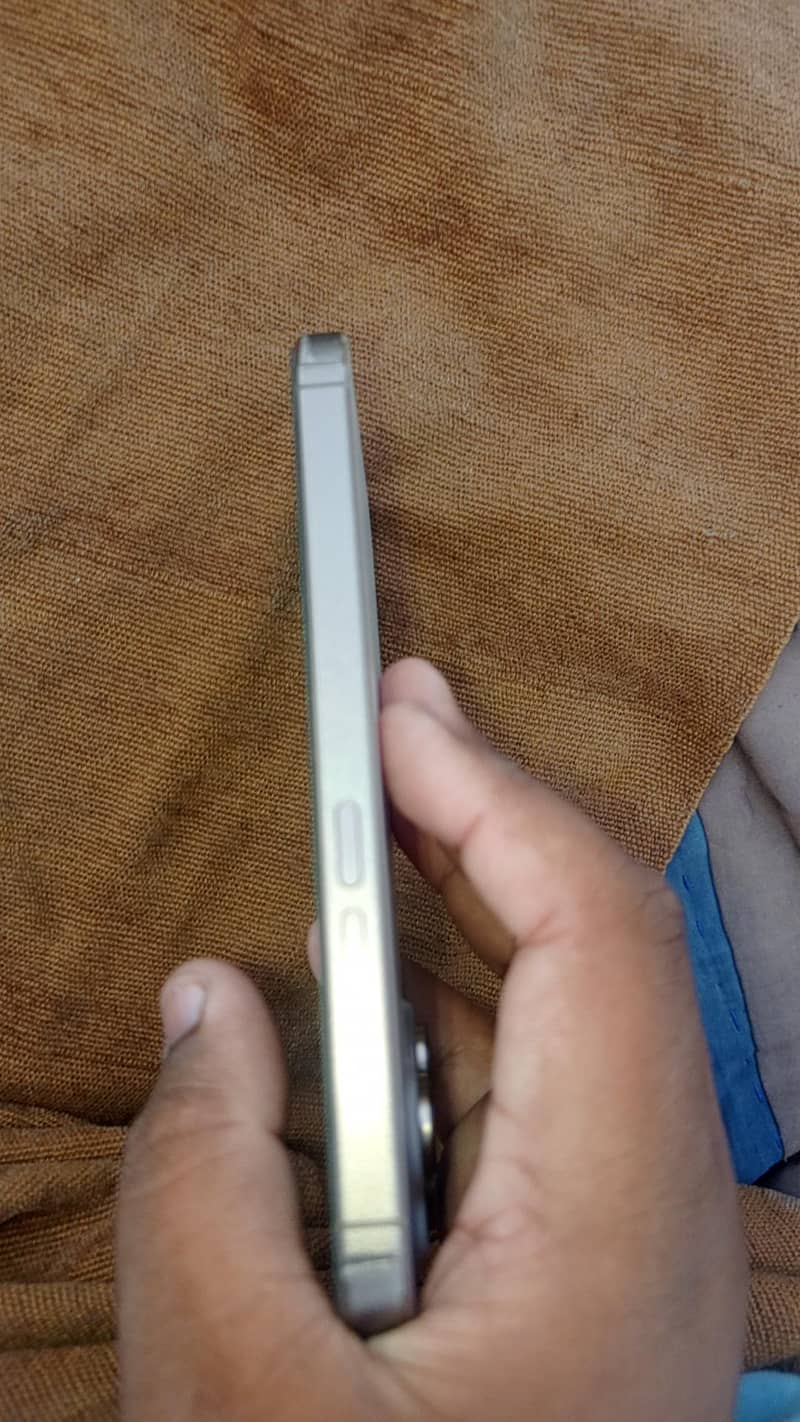 Apple iPhone 16 Pro 2