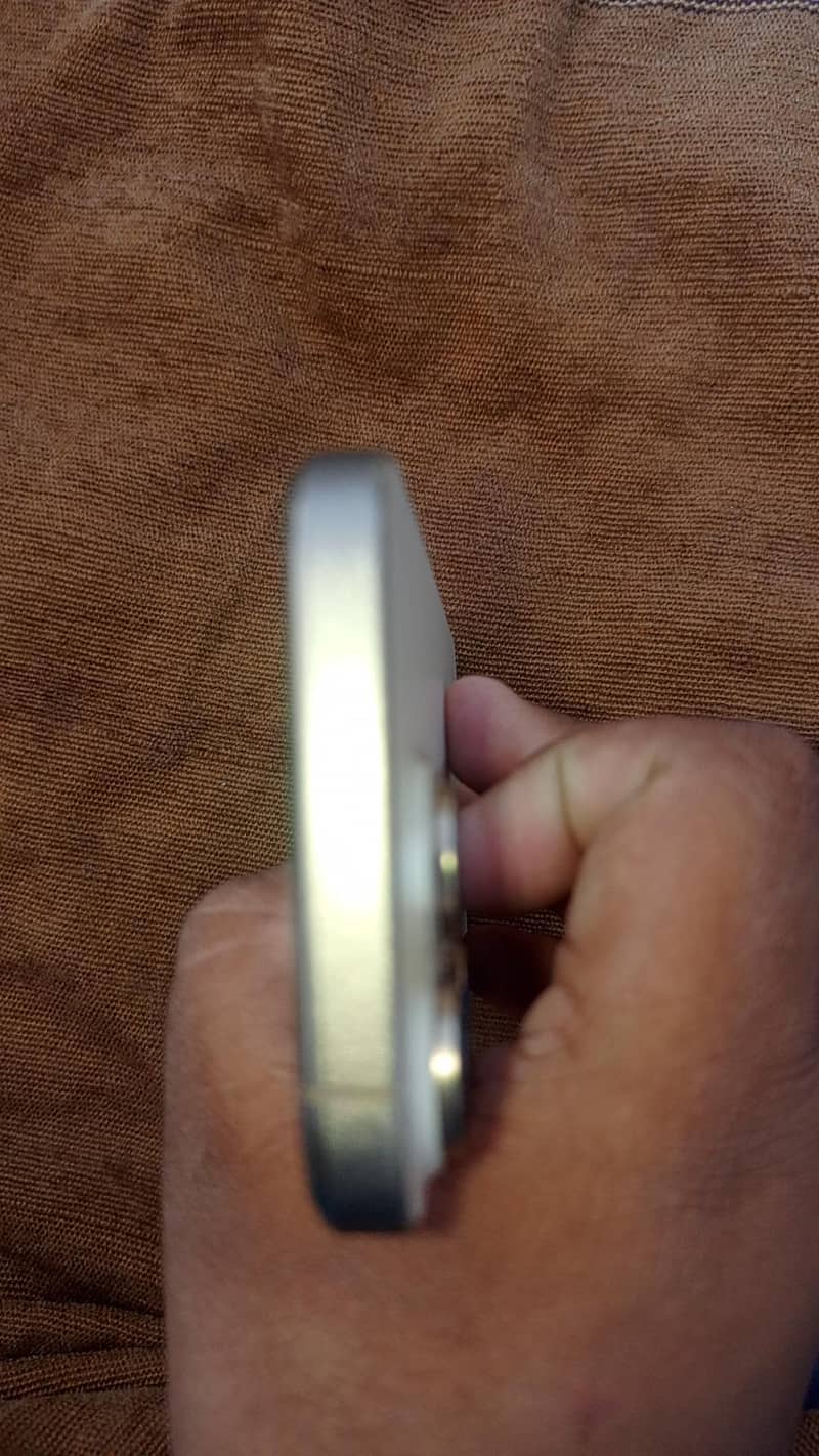 Apple iPhone 16 Pro 3