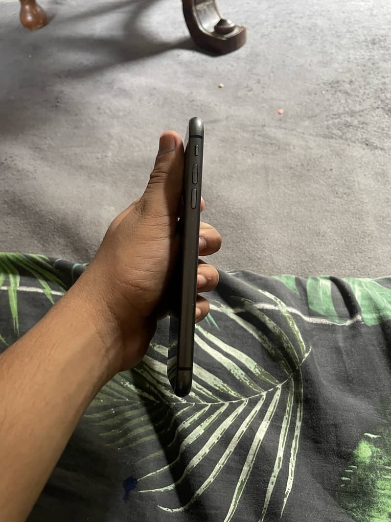 Apple iPhone 11 4
