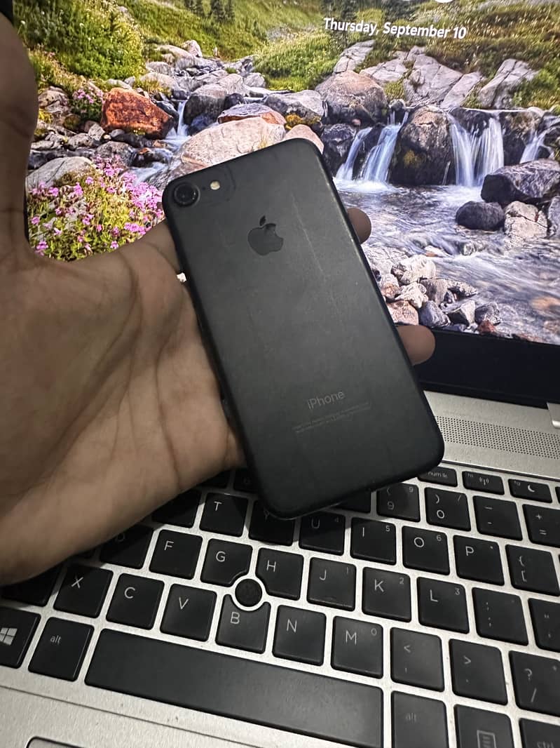Apple iPhone 7 0