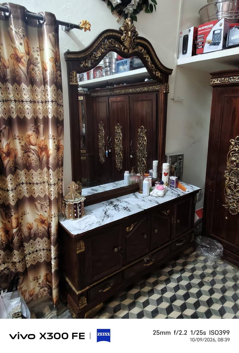 برتن والی الماری کپڑوں والی الماری اور سنگار میں 2