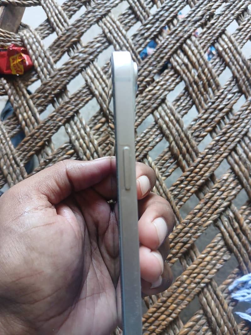 Apple iPhone 13 4