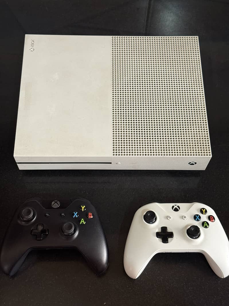 X box one s with two controllers 0
