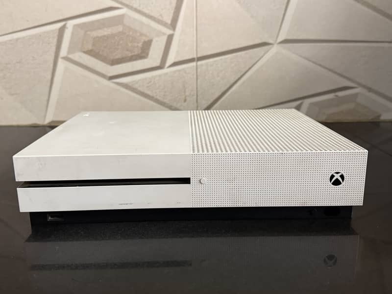 X box one s with two controllers 1