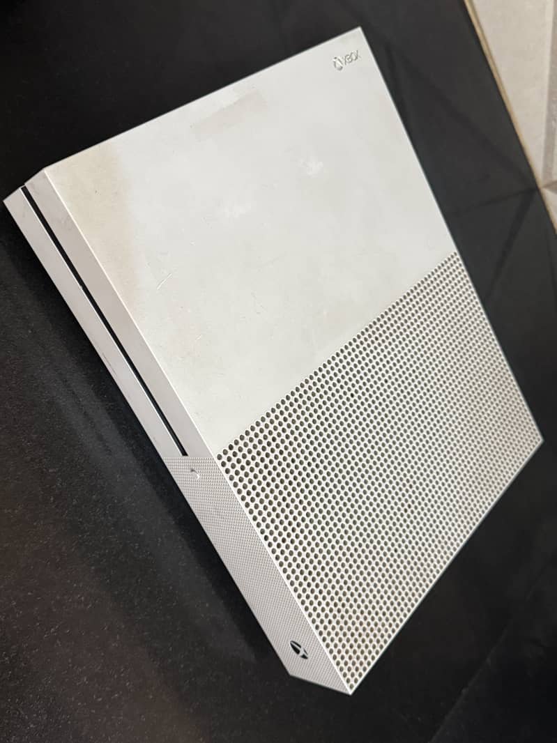X box one s with two controllers 3