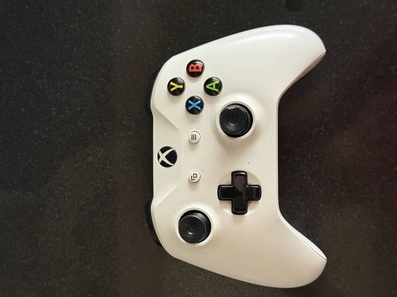 X box one s with two controllers 4