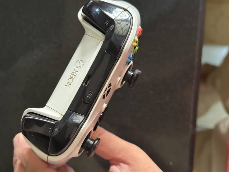 X box one s with two controllers 9