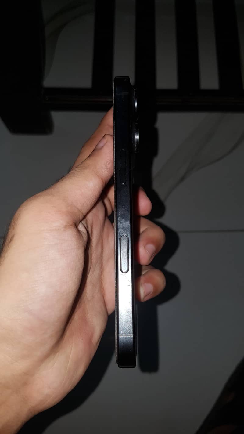 Apple iPhone 16 Pro 3