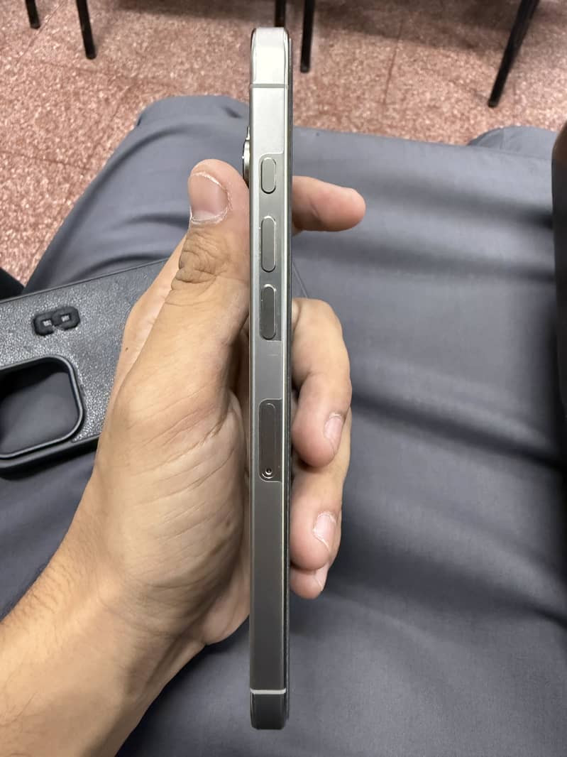 Apple iPhone 16 Pro Max 2