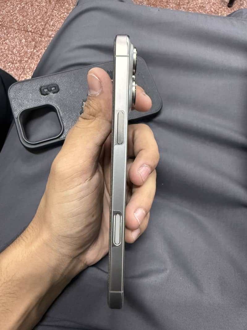 Apple iPhone 16 Pro Max 4