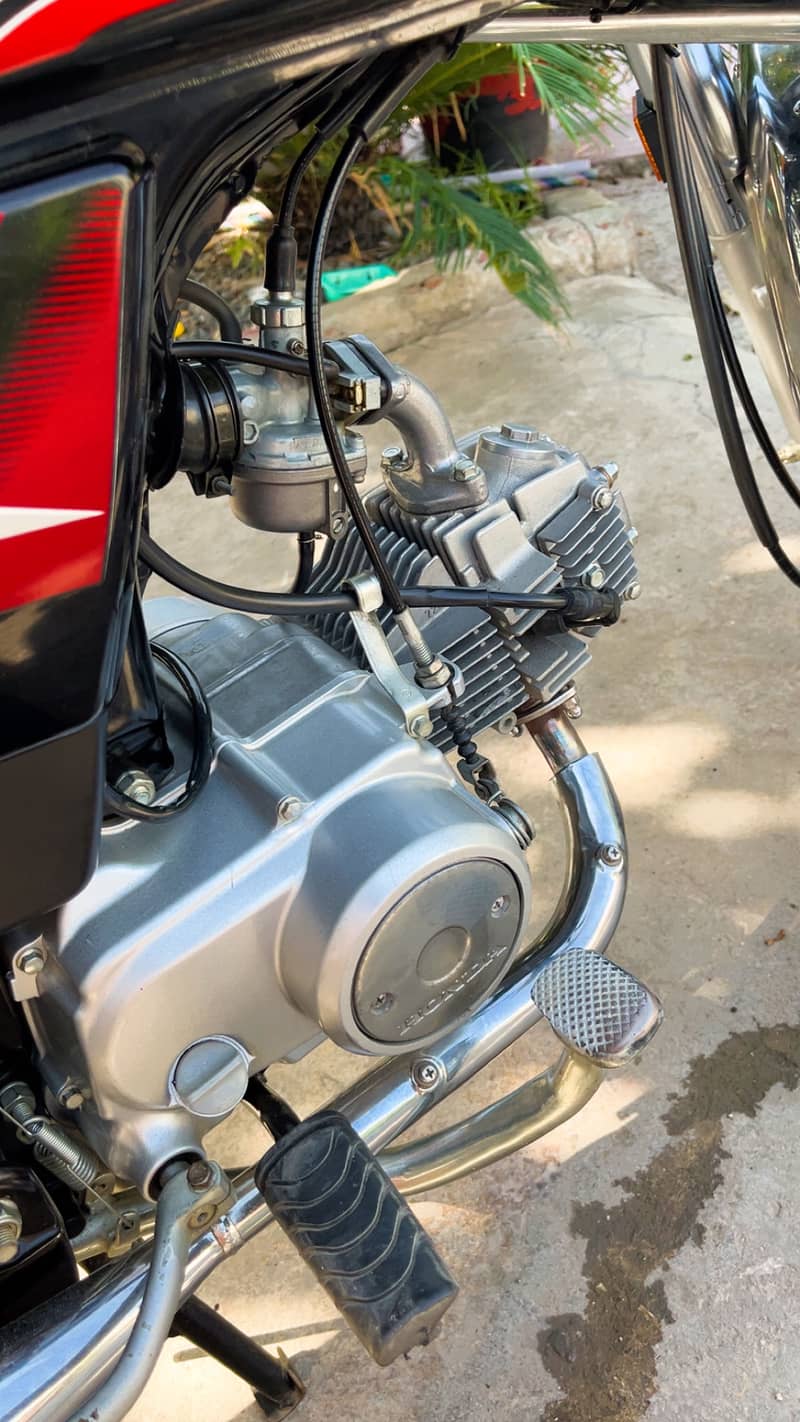 Motorcycle CD70 4