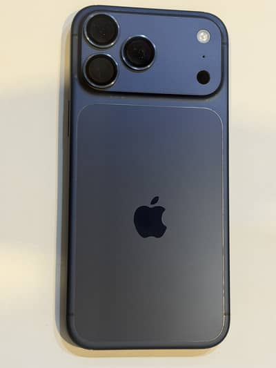  iPhone 17 Pro Max — Like New Condition 
