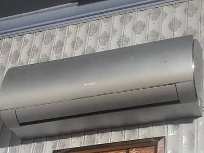 GREE ONE TON AC IN GOOD CONDITION SLIGHTY HOME USED CONDITION 10\10