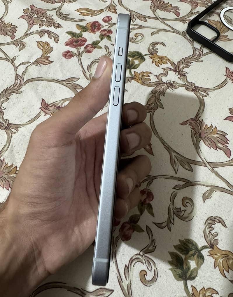 Apple iPhone 15 plus 4