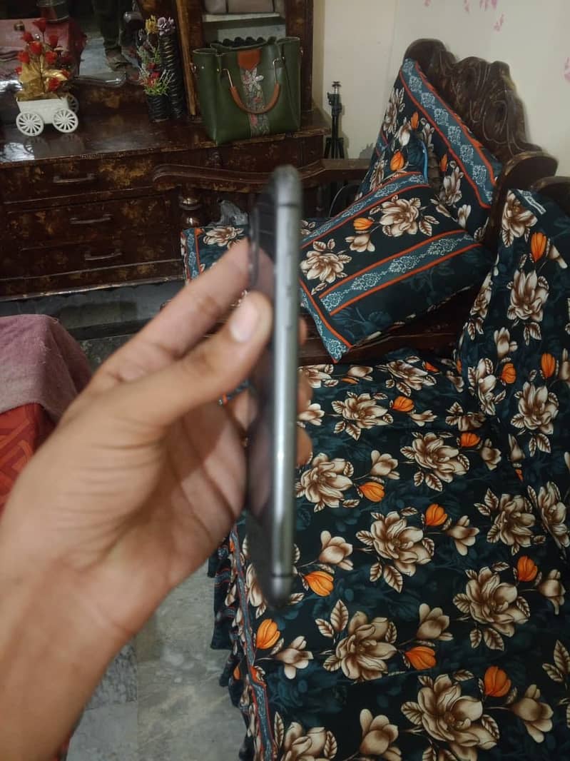 Apple iPhone 11 7