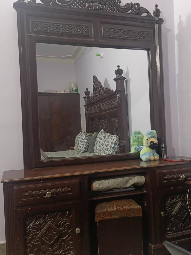 dressing table and side tables 0