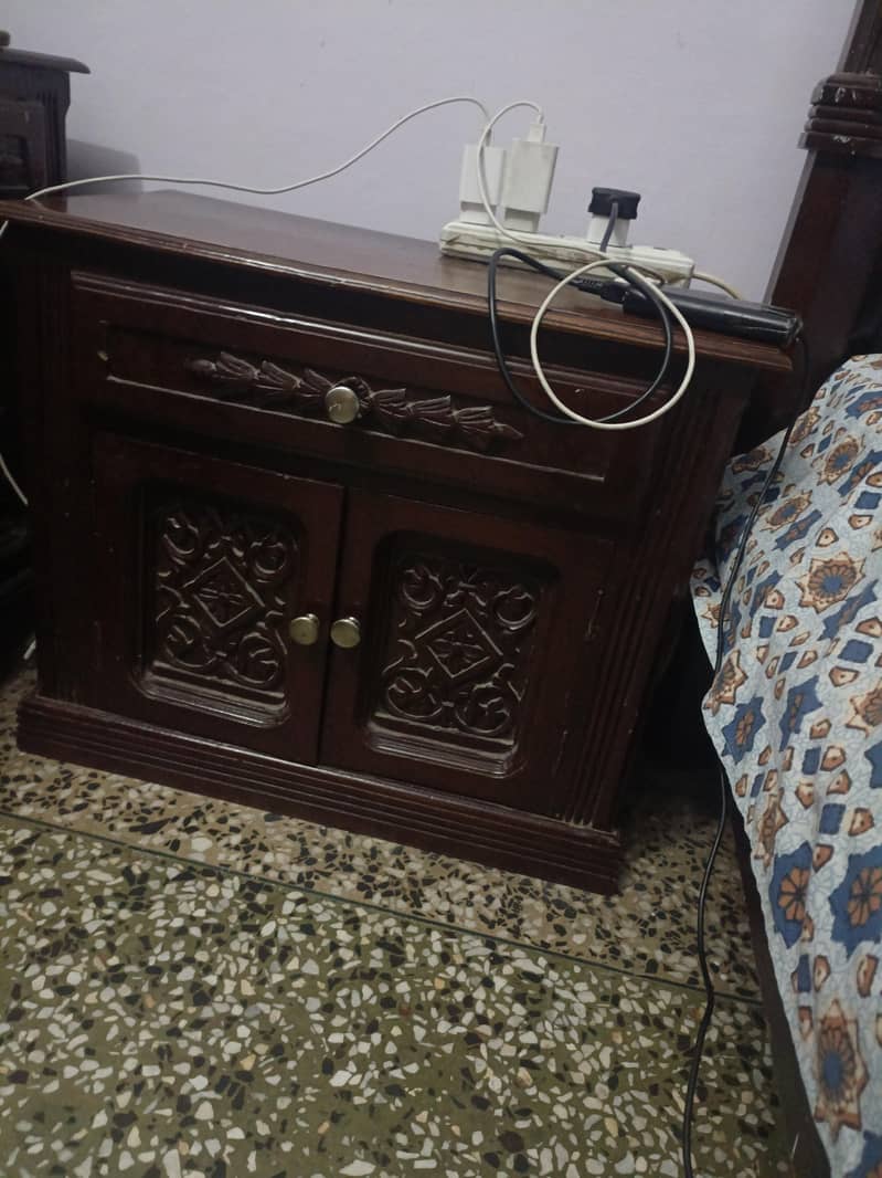 dressing table and side tables 2