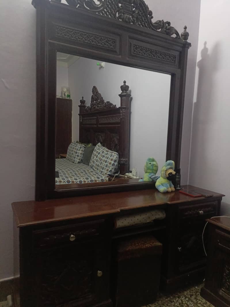 dressing table and side tables 3