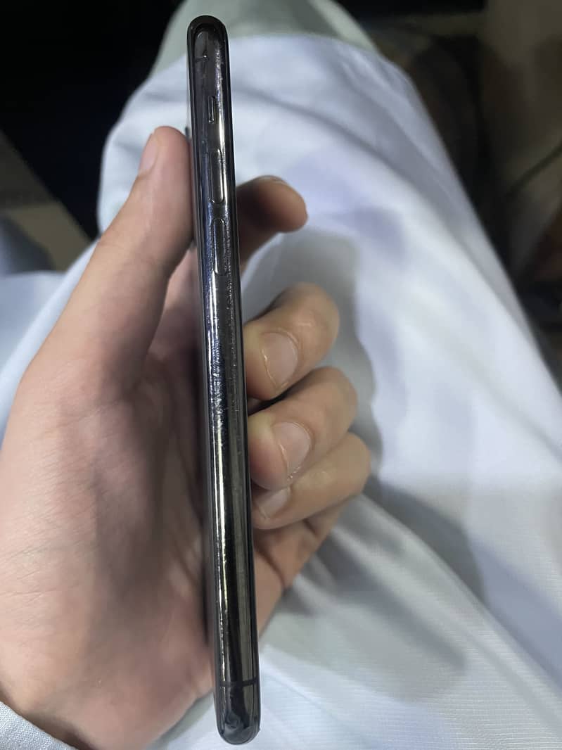 Apple iPhone 11 Pro 4
