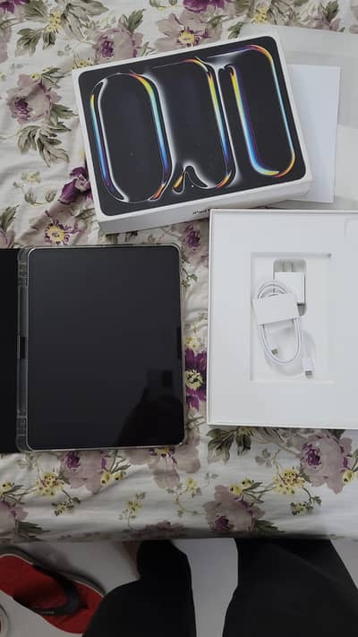 Ipad pro 13 inch m4 wifi+cellular 512gb urgent sale03258068238