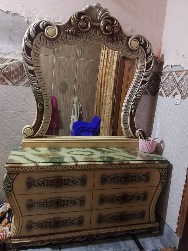 dressing table and showcase 0
