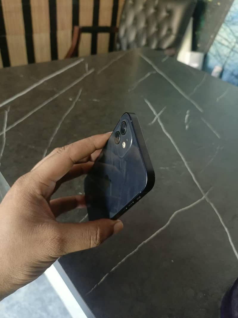 Apple iPhone 12 4