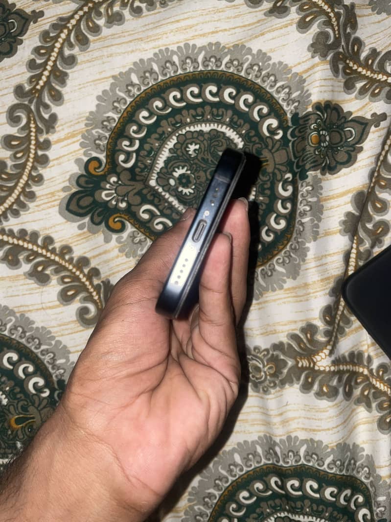 Apple iPhone 15 4