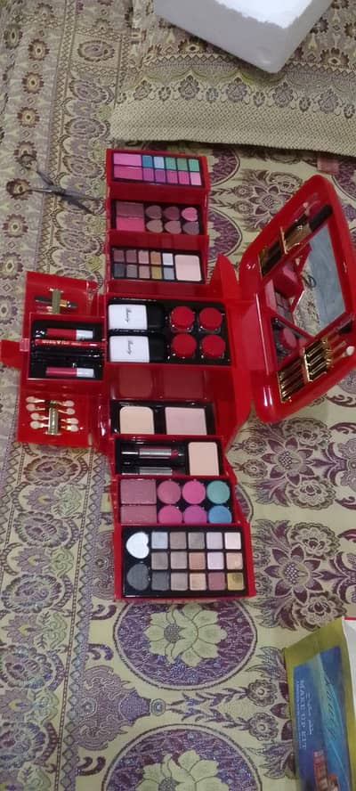 pretty box red