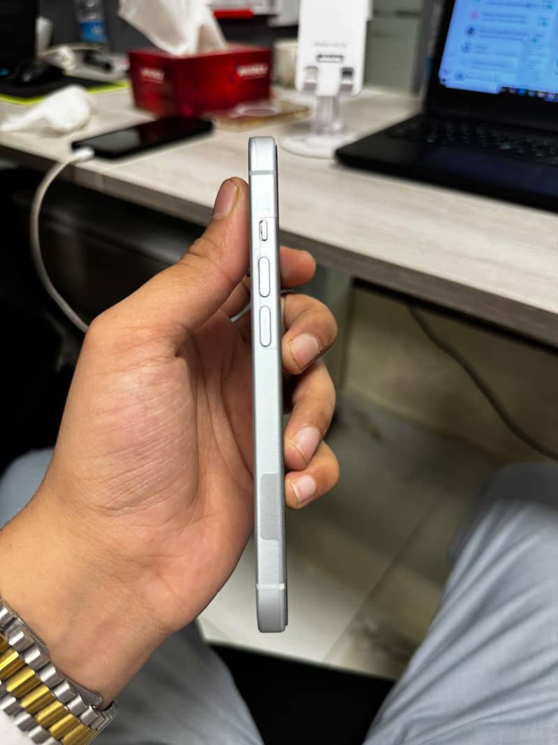 Apple iPhone 15 5