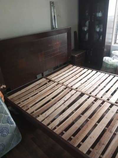 King sized bed in 6/10 condition
