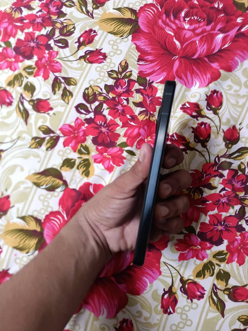 Sharp Aquos Sense7 13
