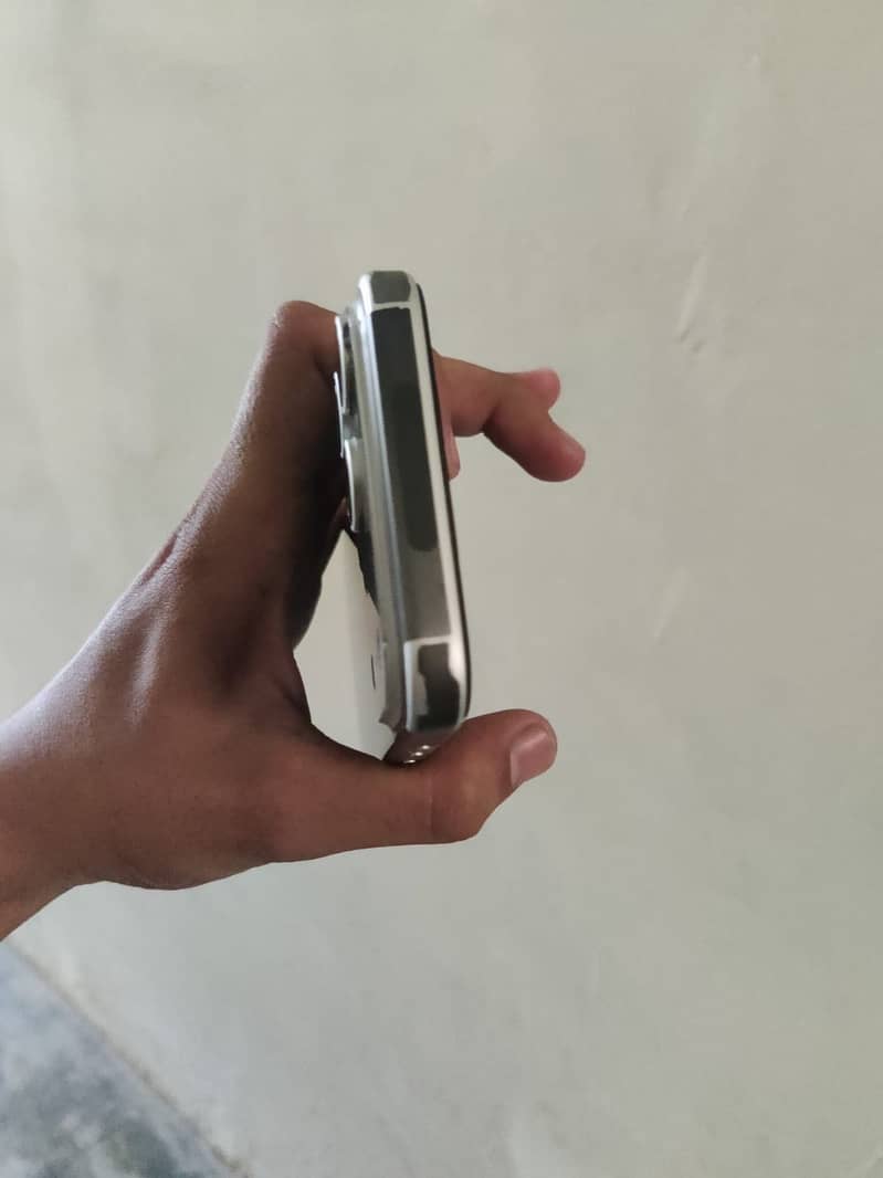 Apple iPhone 17 Pro Max 4