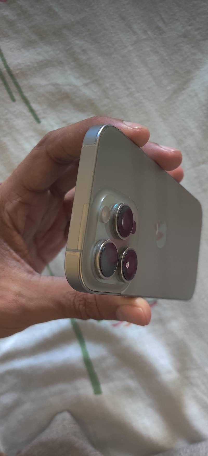 Apple iPhone 16 Pro 1