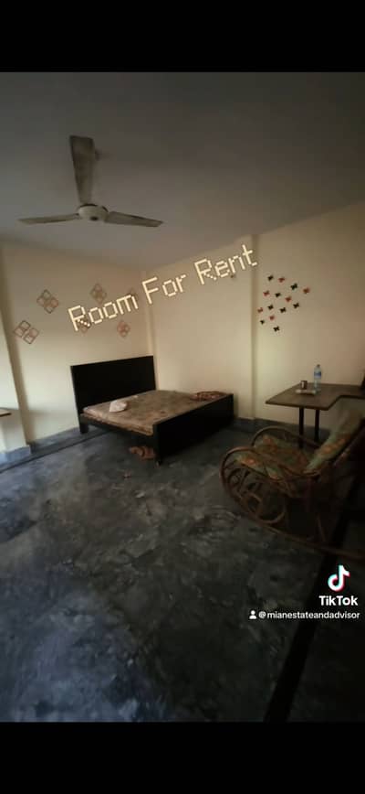 1 Room Attached Washroom Kitchen Near Emporium Mall And Expo Centre