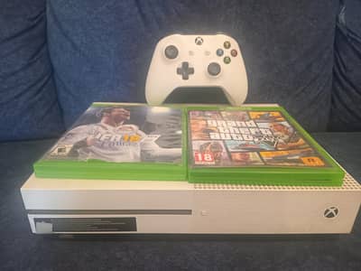 Xbox 1s storage 1TB + 2 games cd gta 5 and fifa 18