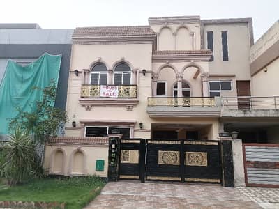 Centrally Located House Available In Bahria Town - Block BB For Sale