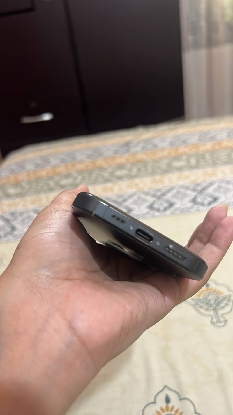 Apple iPhone 16 Pro 2