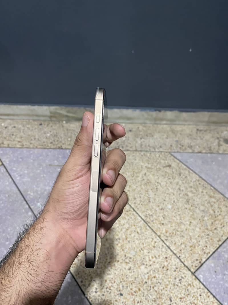 Apple iPhone 16 Pro Max 4