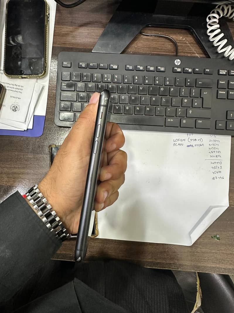 Apple iPhone 11 4