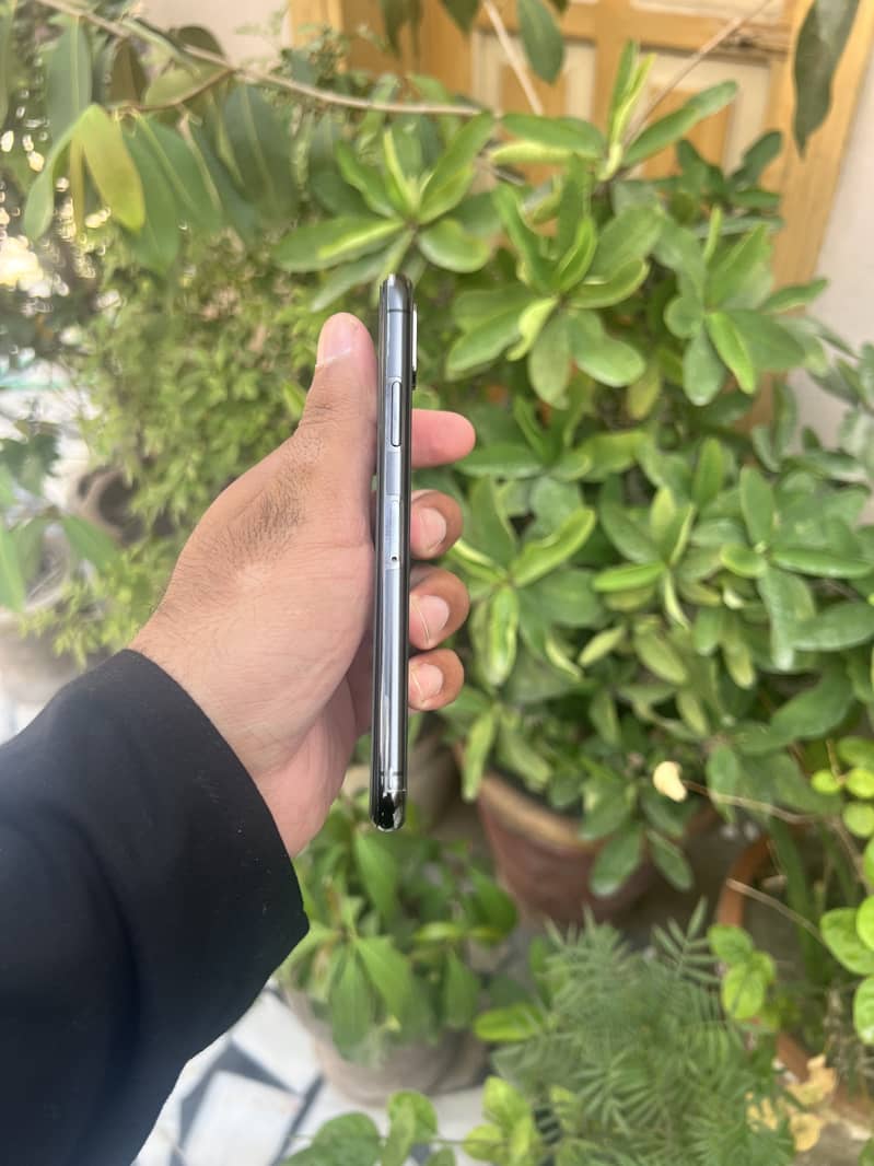 Apple iPhone X 4