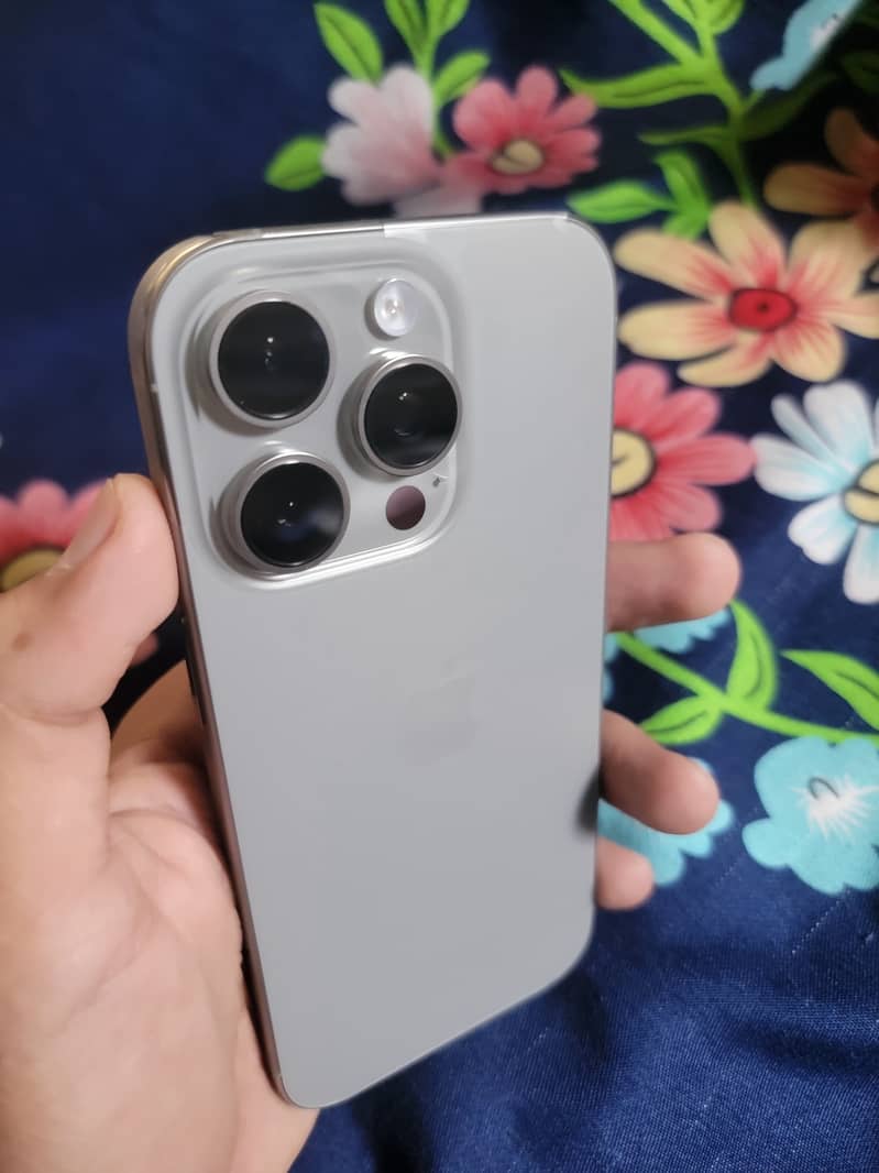 Apple iPhone 16 Pro 1