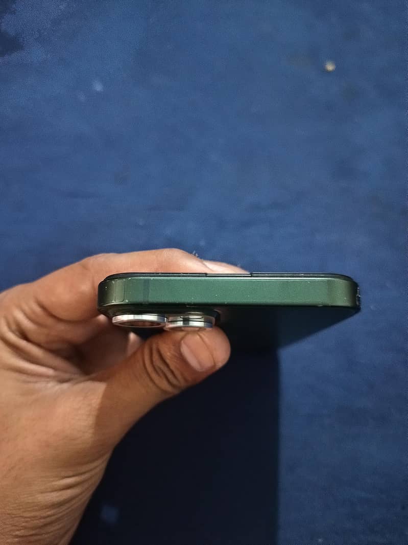 Apple iPhone 13 5