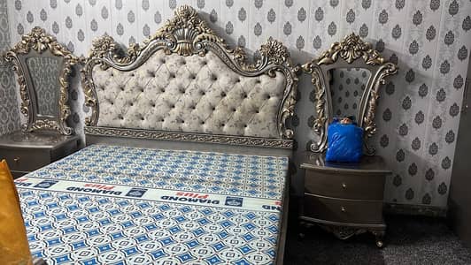 Bed + sidetables + dressing table