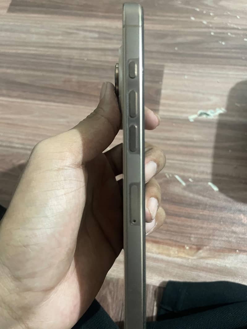 Apple iPhone 16 Pro Max 2