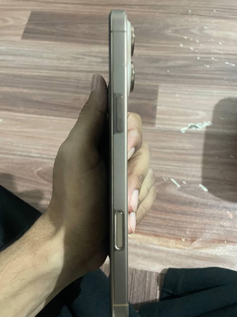 Apple iPhone 16 Pro Max 4