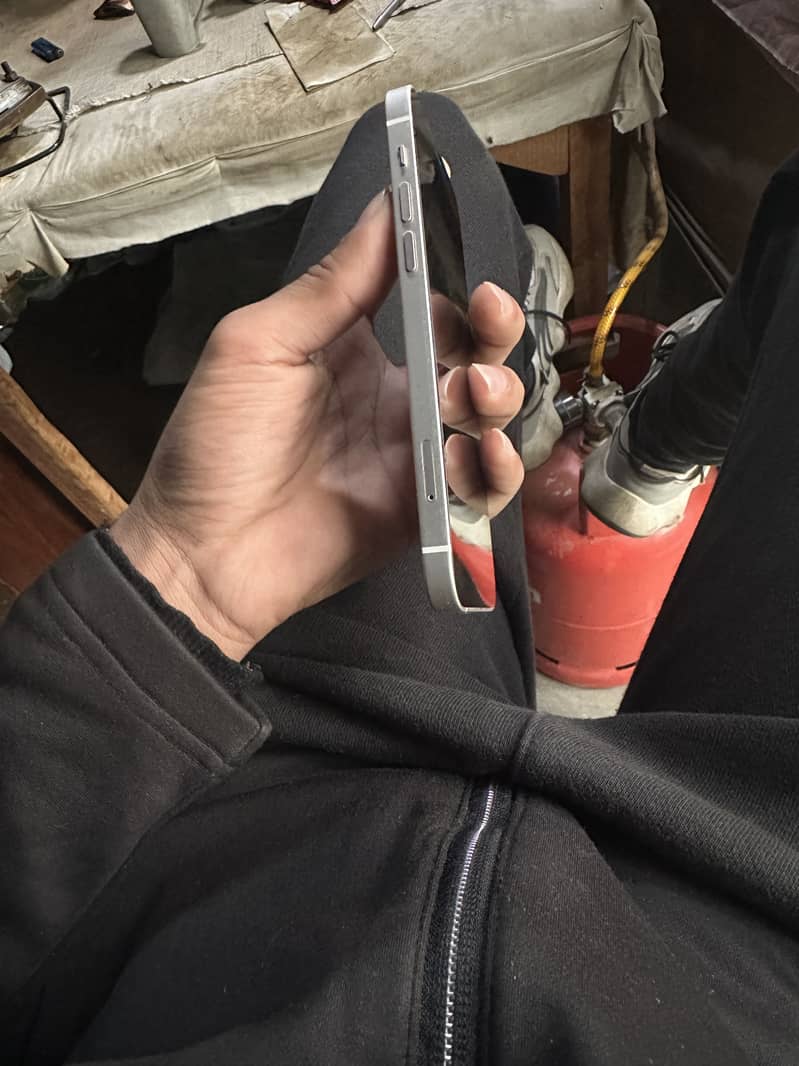Apple iPhone 12 4