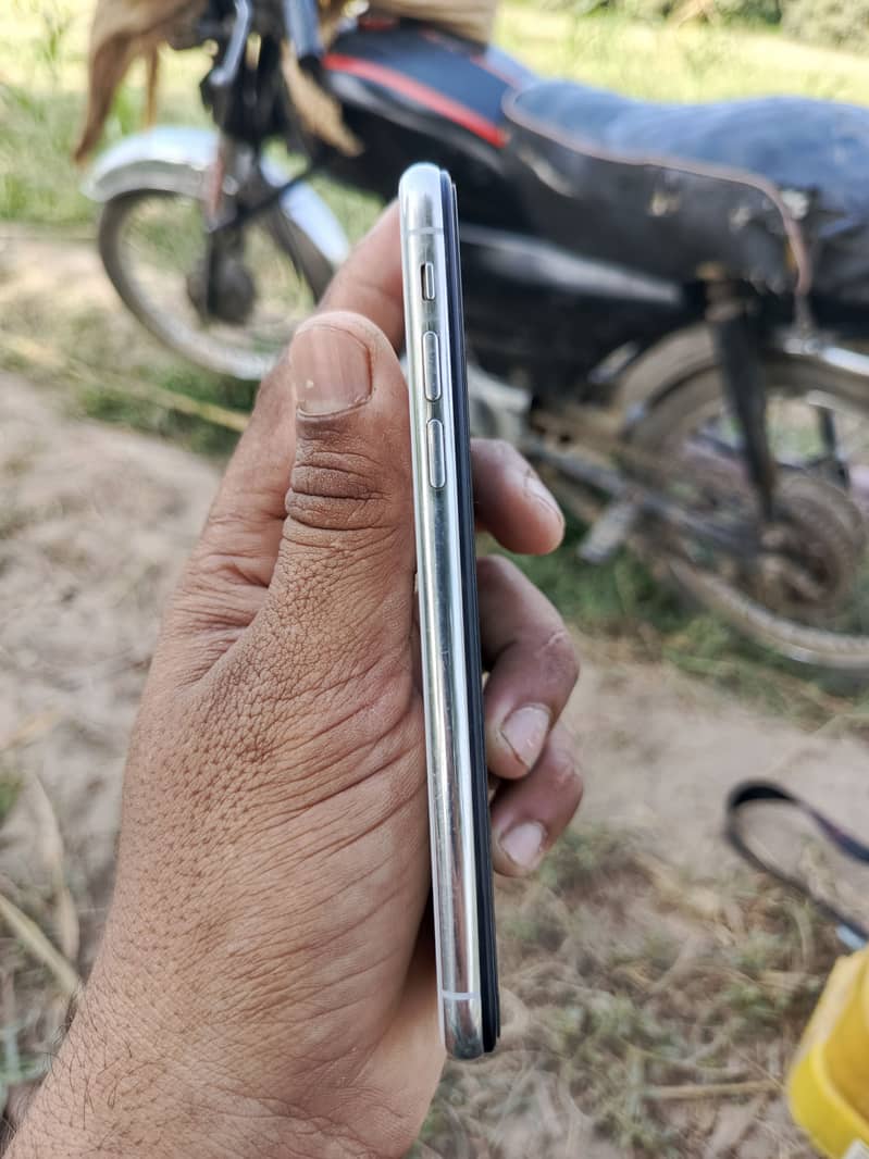 Apple iPhone X 3